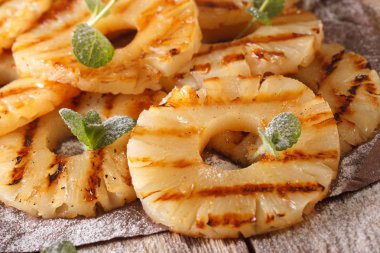 Masanın üzerine nane makro ile taze ananas yüzük kızarmış. horizo