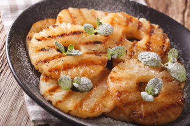 Nane taze ızgara ananas Yüzükler bir plaka üzerine kapatın. hor