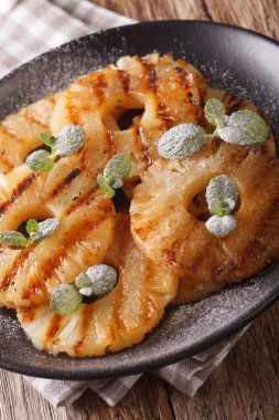 Nane ile lezzetli ızgara ananas bir plaka üzerine kapatın. Verti