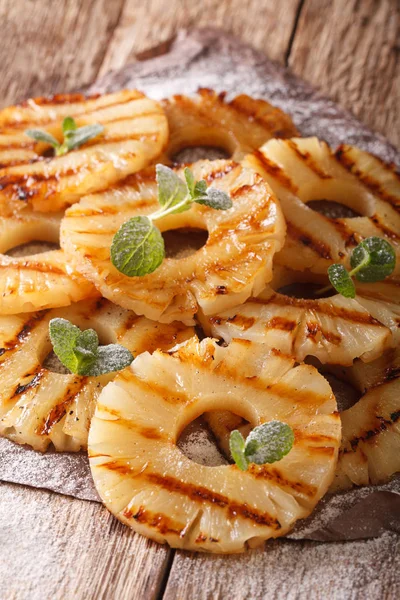 Taze ızgara ananas halkası üzerinde kağıt yakın çekim. dikey