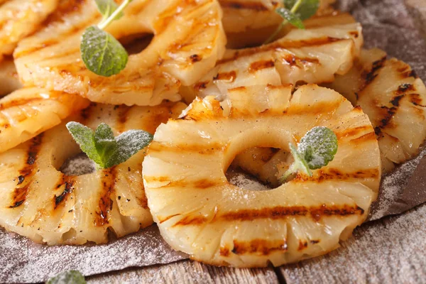 Masanın üzerine nane makro ile taze ananas yüzük kızarmış. horizo