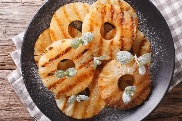 Nane ile lezzetli ızgara ananas bir plaka üzerine kapatın. Yatay