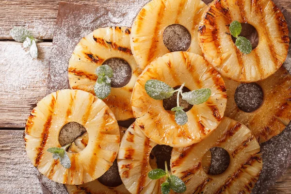 Ev yapımı ızgara ananas kağıt yakın çekim üzerinde. Yatay üst
