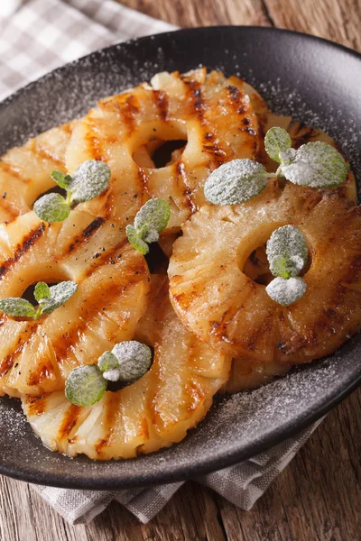 Nane ile lezzetli ızgara ananas bir plaka üzerine kapatın. Verti