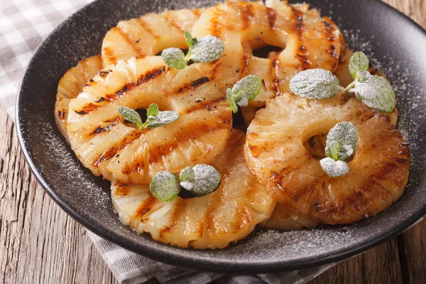 Nane ile lezzetli ızgara ananas bir plaka üzerine kapatın. Yatay