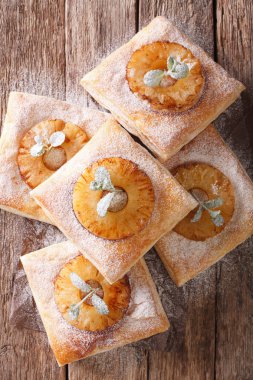 Ananas, nane ve powdere ile dekore edilmiş pastayla puf böreği