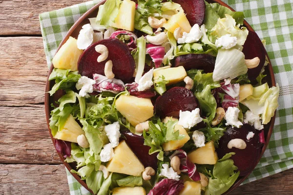 Ensalada fresca de remolacha, piña, queso de cabra, anacardos y verduras — Foto de Stock