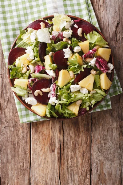 Gezonde voeding: salade van bieten, ananas, geitenkaas en Groenen — Stockfoto