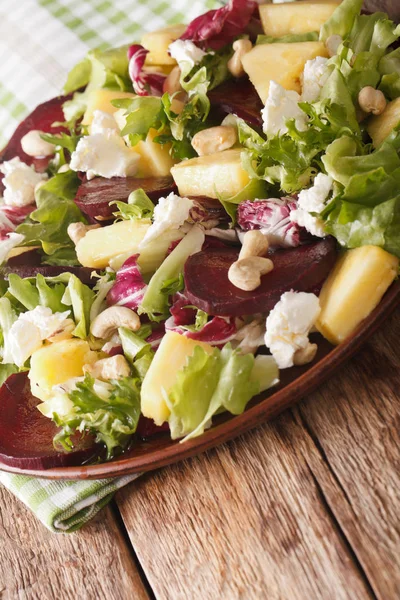 Fresh salad of beets, pineapple, goat cheese, cashews and greens — Stock Photo, Image