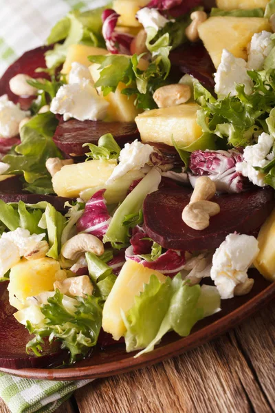 Egészséges táplálkozás: saláta, cékla, ananász, kecskesajt és zöldek — Stock Fotó