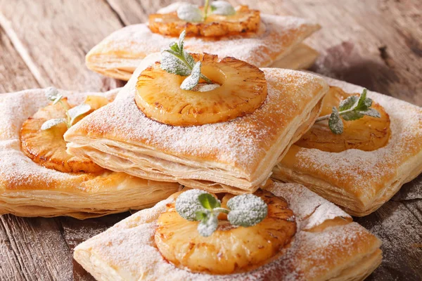 Freshly baked puff pastry pies with pineapple close-up. horizont — Stock Photo, Image