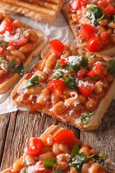 Tostadas con frijoles en salsa de tomate, queso y hierbas de primer plano. v) —  Fotos de Stock