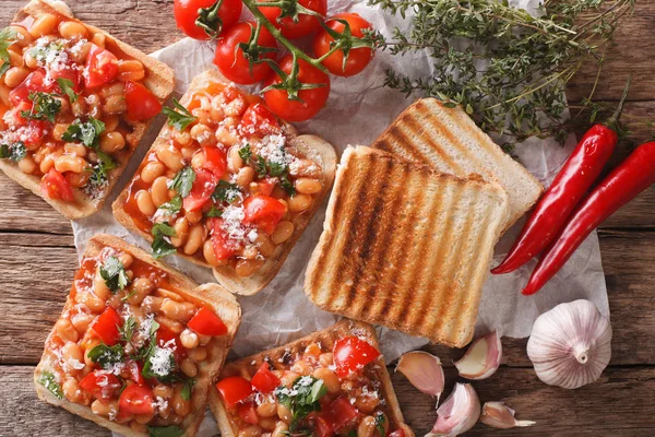 Tostadas con frijoles en salsa de tomate, queso y hierbas de primer plano. H —  Fotos de Stock