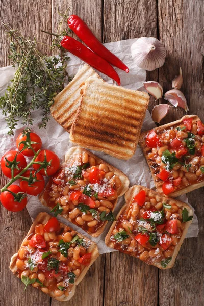 Здоровое питание: тосты с белой фасолью, помидоры, сыр и чеснок — стоковое фото