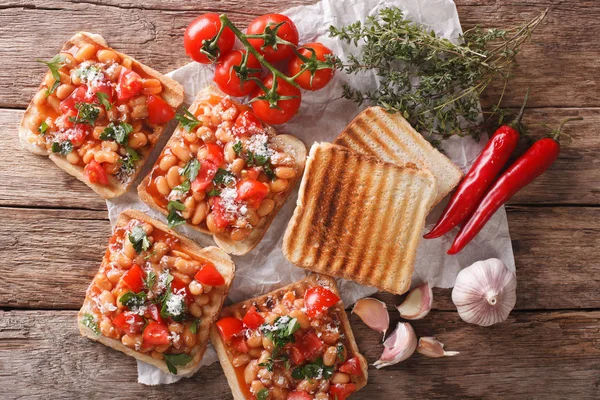 Hälsosam mat: toast med vita bönor, tomater, ost och garli — Stockfoto