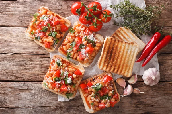 Смачний бутерброд з білою квасолею, помідорами, сиром і зеленню закрити — стокове фото