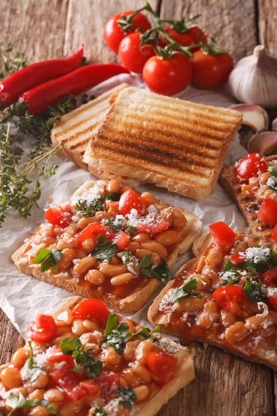 Смачний тост з білою квасолею, помідорами, сиром і часником близько - — стокове фото