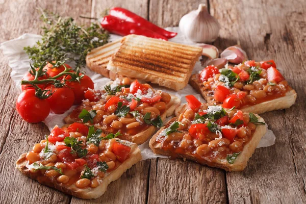 Здорова їжа: тости з білою квасолею, помідорами, сиром та Ґарлі — стокове фото