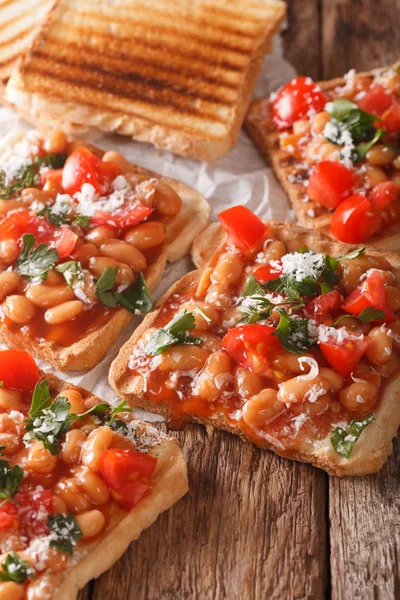 Pyszne tosty z biała fasola, pomidory, ser i zioła clo — Zdjęcie stockowe