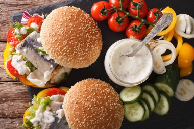 Marine ringa balığı, sos ve taze sebze clos sandviç