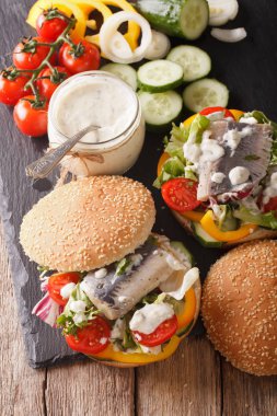 Fishburger ringa balığı, sos ve taze sebze yakın çekim. ve