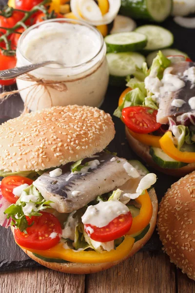 Hambúrguer de peixe com arenque marinado, molho e legumes frescos c — Fotografia de Stock