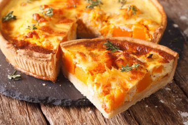 Quiche kabak, peynir, tavuk ve otlar closeup ile. Horizont
