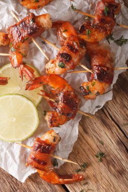 karides pastırma baharatlar ile sarılmış ve kireç kapatın. dikey