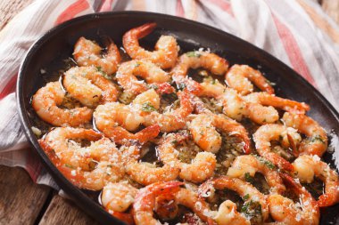 parmesan peyniri ve bir pan c otlar ile Sarımsak soslu karides