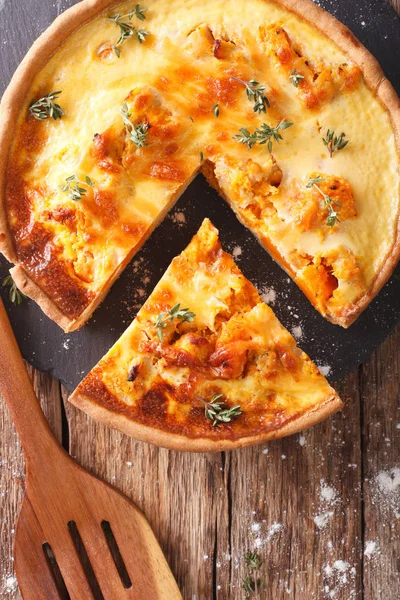 Torta salgada fatiada com abóbora, queijo, frango e ervas closeu — Fotografia de Stock