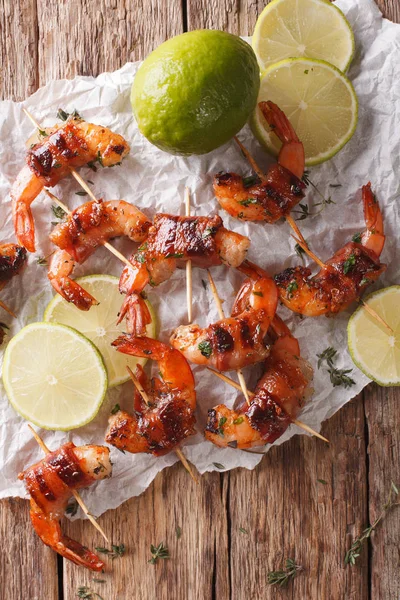 Fried shrimp with bacon, spices and lime close up. Vertical top — Stock Photo, Image