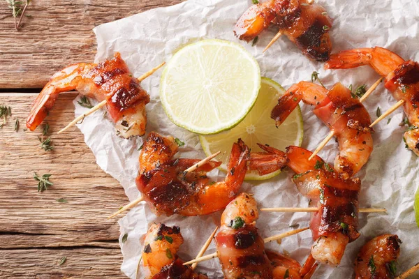 Grilled shrimp with bacon, thyme and lime close up on the table. — Stock Photo, Image