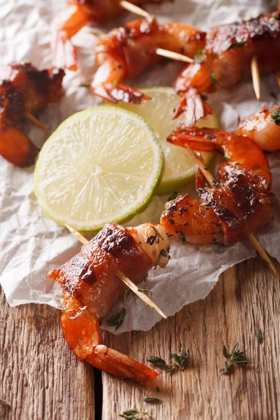 Grilled shrimp with bacon, thyme and lime close up. vertical — Stock Photo, Image