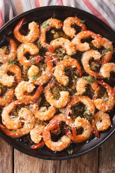 Camarão frito em manteiga de alho com queijo parmesão e salsa c — Fotografia de Stock