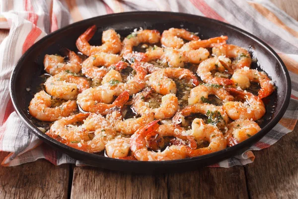 Alimentos saborosos: camarão em molho de alho com queijo parmesão e — Fotografia de Stock