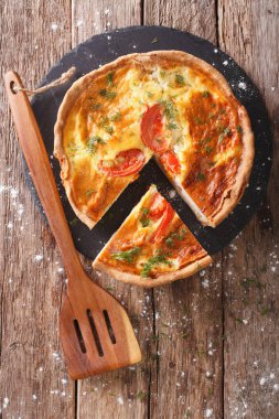 Dilimli pasta krem peynir, domates ve otlar closeup ile. Vertic