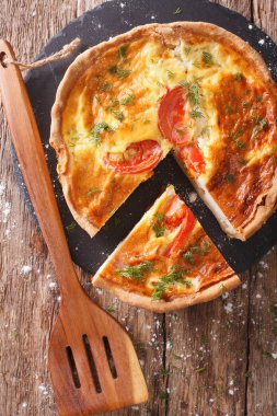 Beyaz peynir, domates ve otlar closeup ile taze dilimlenmiş pasta. Vertic