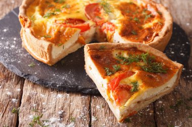 Lezzetli pasta beyaz peynir, domates ve otlar closeu ile dilimlenmiş