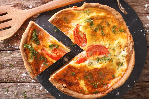 Torta recém-assada com queijo feta, tomate e ervas closeup . — Fotografia de Stock