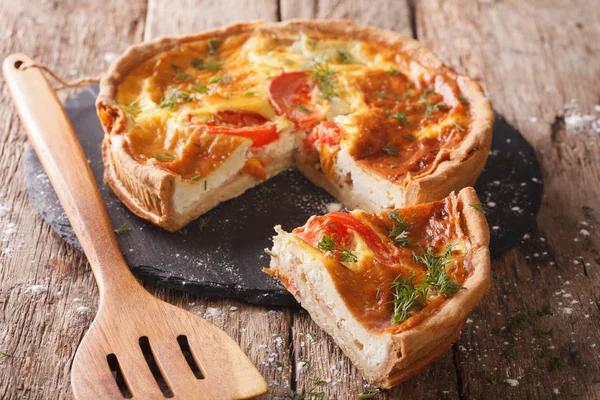 Свежеиспеченный пирог с сыром фета, помидорами и травами крупным планом . — стоковое фото