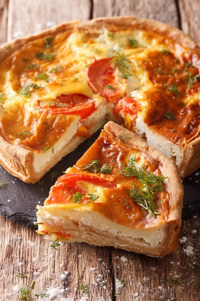 Pyszne ciasto z serem, pomidorami i ziołami closeu feta w plasterkach — Zdjęcie stockowe