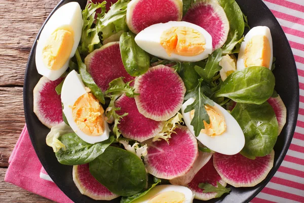 Salade met radijs, eieren, spinazie en sla mix close-up. Hor — Stockfoto