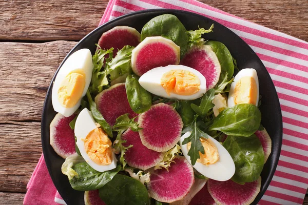 Salade van watermeloen radijs, eieren, spinazie en sla mix clos — Stockfoto
