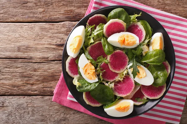 Smakelijke salade van watermeloen radijs, eieren, spinazie en kruiden clos — Stockfoto