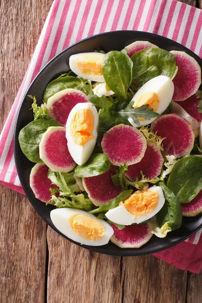 Ensalada de rábanos sandía, huevos, espinacas y lechuga mezcla clos — Foto de Stock