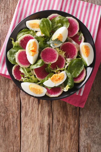 Smakelijke salade van watermeloen radijs, eieren, spinazie en kruiden clos — Stockfoto