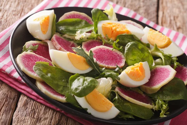 Smakelijke salade van watermeloen radijs, eieren, spinazie en kruiden clos — Stockfoto
