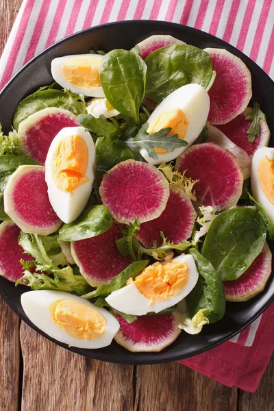 Salade met radijs, eieren, spinazie en sla mix close-up. ver — Stockfoto