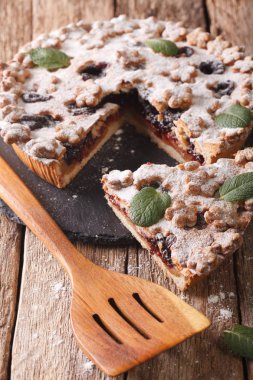 Erik reçeli ve pudra şekeri yakın çekim ile pasta dilimlenmiş. dikey