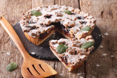 Erik reçeli ve pudra şekeri yakın çekim ile pasta dilimlenmiş. Yatay